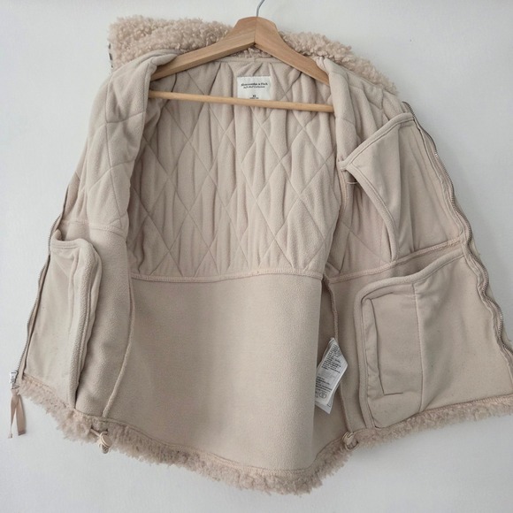 Abercrombie &‎ Fitch Soft Sherpa Quilted Vest Beige Cozy Fleece Lined size XS - Picture 4 of 7